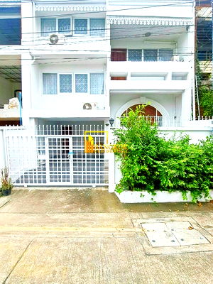 เช่าทาวน์โฮม BTS ทองหล่อ : Spacious 5 Bedroom Townhouse For Rent in Ekkamai Area - BR49052TH