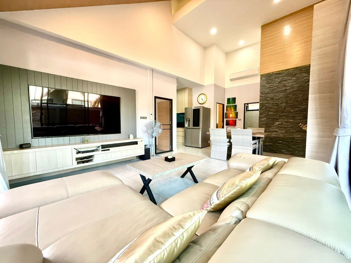 picture Selling The Maple Pool villa 5.9 Million  - 9/24