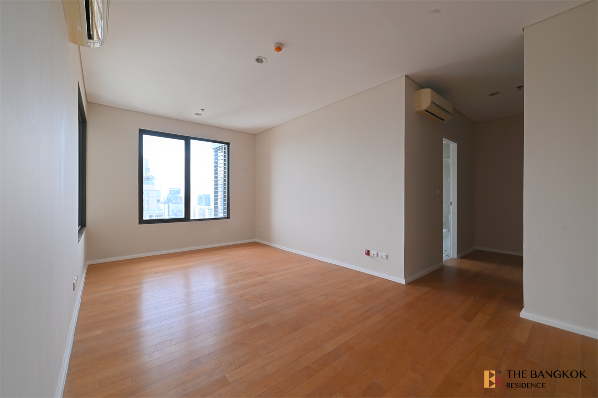 picture The Privilege of Luxury in an Economic Hub Location Villa Asoke near MRT Phetchaburi Station - 1/10