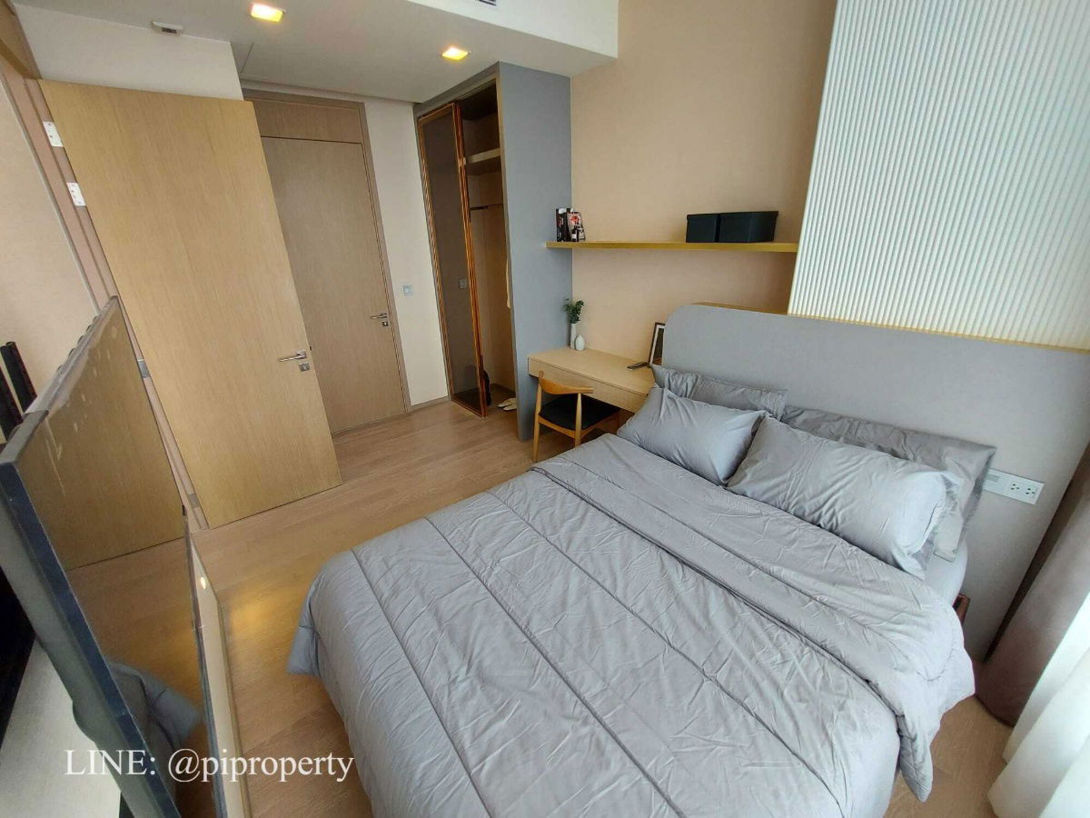picture Homy and luxury 2 bedrooms unit for rent in the top location Esse Asoke. Well designed with high-level visions. BTS and MRT systems accessing.   - 16/49