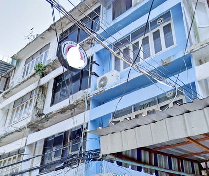 Siam Paragon 1.1km. BTS Airport Link PhayaThai 600m. Fully furnished Commercial building 4-strorey