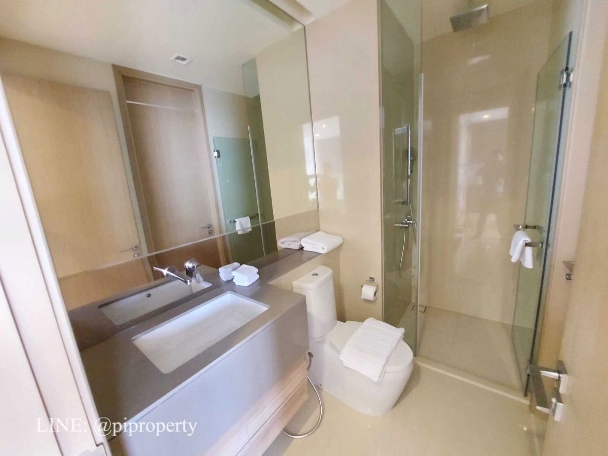 picture Homy and luxury 2 bedrooms unit for rent in the top location Esse Asoke. Well designed with high-level visions. BTS and MRT systems accessing.   - 15/49