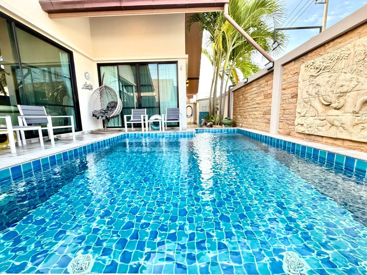 picture Selling The Maple Pool villa 5.9 Million  - 3/24