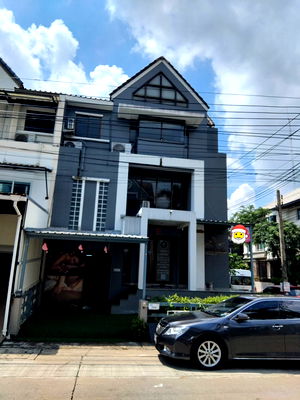 ทาวน์โฮมให้เช่า : 🏡 ให้เช่าทาวน์โฮม 3 ชั้น + ชั้นลอย ทำเลทอง “ทาวน์อินทาวน์” หลังมุม 45 ตรว. แอร์ 10 ตัว เหมาะทำโฮมออฟฟิศ / ครอบครัวใหญ่ / ฟรีแลนซ์สายครีเอทีฟ