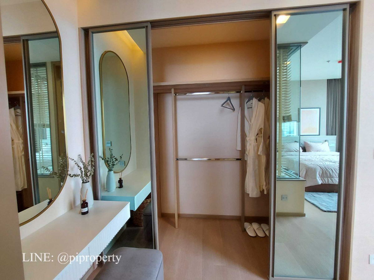 picture Homy and luxury 2 bedrooms unit for rent in the top location Esse Asoke. Well designed with high-level visions. BTS and MRT systems accessing.   - 31/49