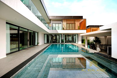 Houses for sale Bang Lamung Chonburi : Luxurious penthouse, fully furnished, ready to move in, only 70 meters from Na Jomtien Beach