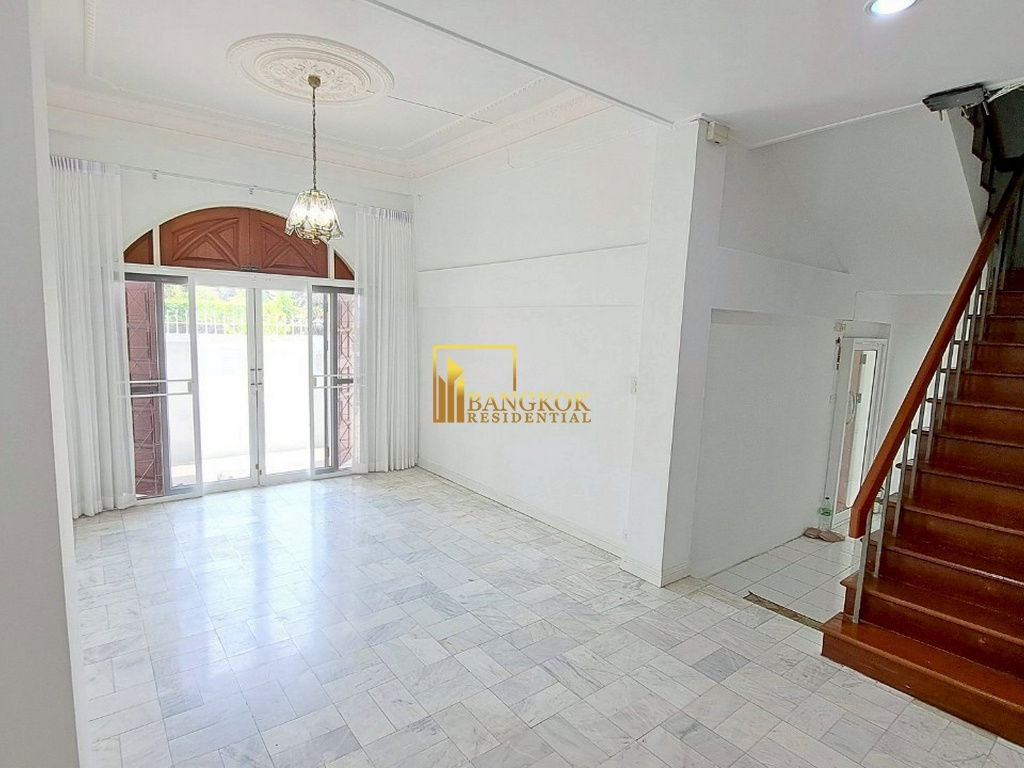 รูป Spacious 5 Bedroom Townhouse For Rent in Ekkamai Area - BR49052TH - รูปที่ 2/18