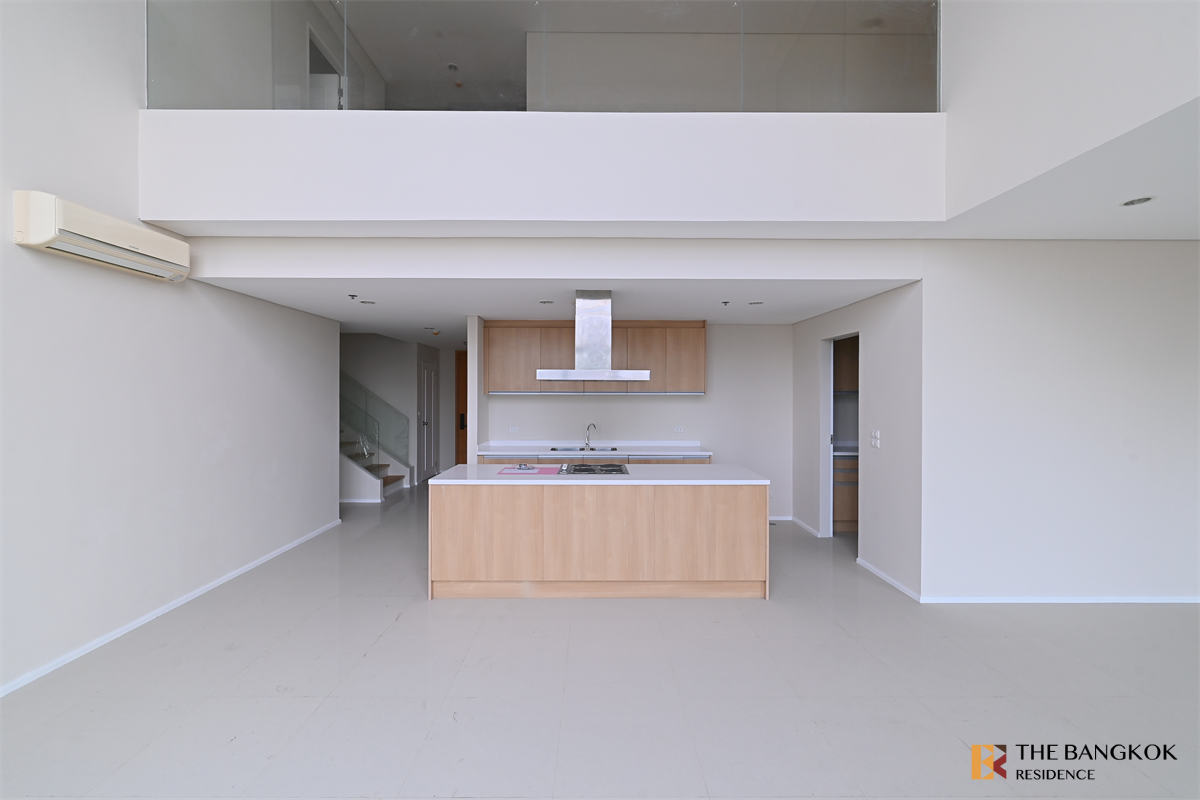 picture The Privilege of Luxury in an Economic Hub Location Villa Asoke near MRT Phetchaburi Station - 2/10