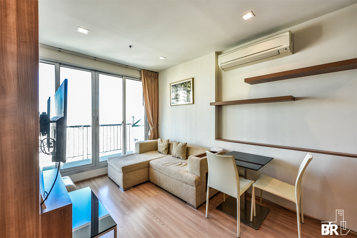 picture Luxuriously Elevated Unit RHYTHM Sathorn near BTS Saphan Taksin - 1/10