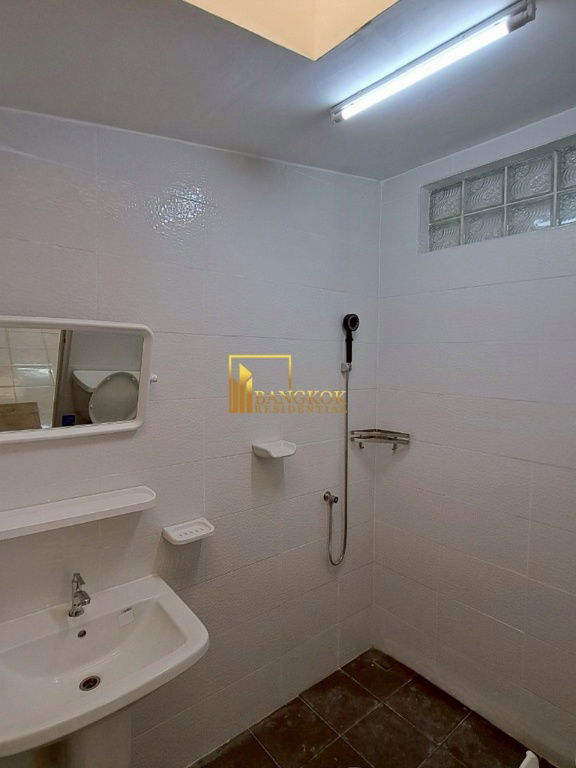 รูป Spacious 5 Bedroom Townhouse For Rent in Ekkamai Area - BR49052TH - รูปที่ 7/18