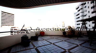 Condos for rent Rama 9 : 🔼🔽 AccomA 📩 Wood-accented condominium with wide balcony and natural light (26341)