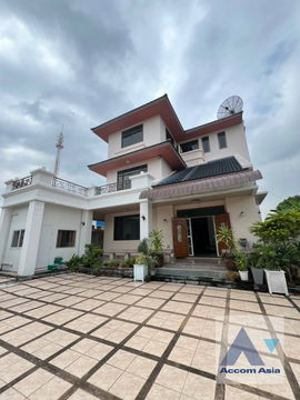 🔼🔽 AccomA 📩 Elegant residence with wood finishes and spacious garden (AA42743)