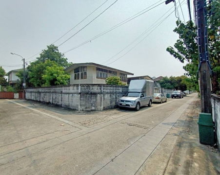 ขายที่ดินพร้อมบ้านเก่า บ้านเดี่ยว สุขุมวิท71 ปรีดีพนมยงค์26 84 ตร.ว แปลงมุม ใกล้ BTS พระโขนง ใกล้ โรงเรียน St' Andrew แปลงสวย ลมดี 087-9074045