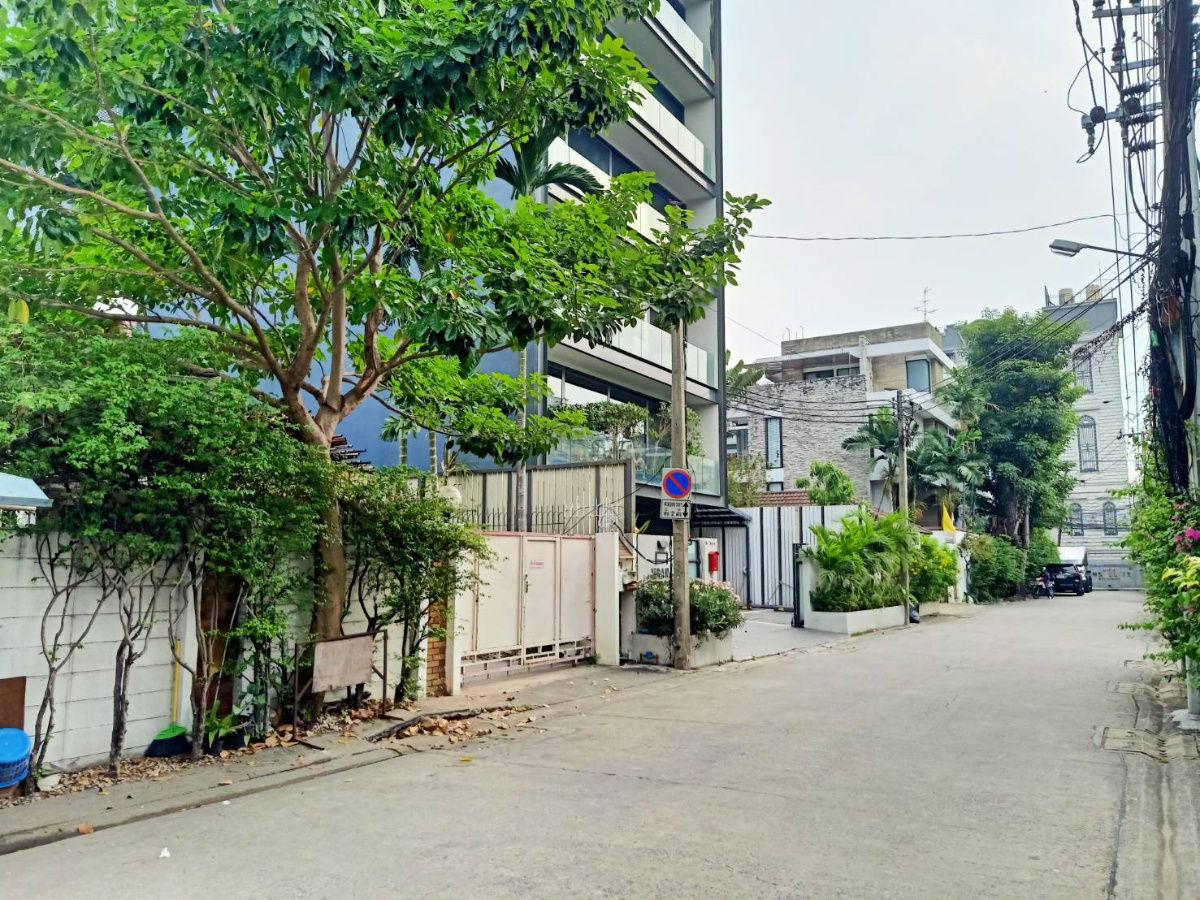 รูป ขายที่ดินพร้อมบ้านทองหล่อ25 สุขุมวิท55 เนื้อที่ 108 ตร.ว ที่สวย ถนนกว้าง ทำอาคารสูงได้ Thonglor sukhumvit 55 land sale 087-9074045 - รูปที่ 1/2