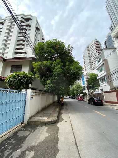 ขายที่ดินพร้อมบ้าน สุขุมวิท 23 เนื้อที่ 320 ตร.ว ติดถนนสุขุมวิท23 ถนนกว้างมากกว่า 10ม. สร้างอาคารสูงได้ เหมาะทำ Service apartment คอนโด 0879074045