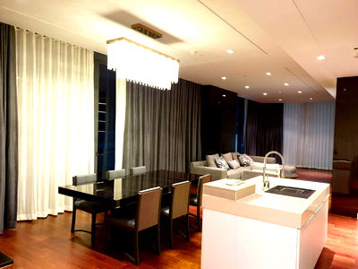 คอนโด BTS ทองหล่อ : ♦ Modern Luxury ♦ ชั้น 20+ | 3 ห้องนอน 187.85 ตร.ม. | ใกล้ BTS พร้อมพงษ์ 110 ม., เอ็มควอเทียร์ 260 ม., เอ็มโพเรียม 260 ม., โรงพยาบาลสมิติเวช 1.4 กม.