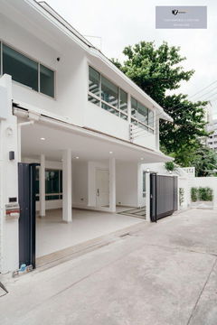 Townhome 3 ชั้น ซอยสุขุมวิท 15 | 5 นาที ถึง BTS อโศก | #2025070110772