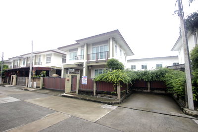 ขายบ้านเดี่ยว : บ้านเดี่ยวภัสสรเพรสทีจปิ่นเกล้าเพชรเกษม บ้านใหม่ไม่เคยอยู่ ขายขาดทุน พร้อมเฟอร์นิเจอร์ไม้จริงทั้งหลัง แอร์ ตู้เย็น ม่านปรับแสง 61.9ตารางวา ต้นโครงการ 