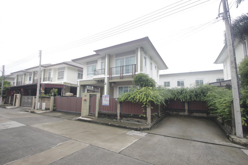 ขายบ้านเดี่ยว : บ้านเดี่ยวภัสสรเพรสทีจปิ่นเกล้าเพชรเกษม บ้านใหม่ไม่เคยอยู่ ขายขาดทุน พร้อมเฟอร์นิเจอร์ไม้จริงทั้งหลัง แอร์ ตู้เย็น ม่านปรับแสง 61.9ตารางวา ต้นโครงการ 