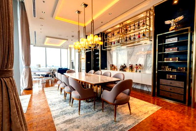 ขายคอนโด : ● LUXURY CLASS ● ชั้น 60++ 370.27 ตร.ม. | 3 ห้องนอน ตกแต่งครบ | ใกล้ BTS ช่่องนนทรี 2 นาที, คิง เพาเวอร์ มหานคร 3 นาที, ตรีนิตีมอลล์ 3 4 นาที