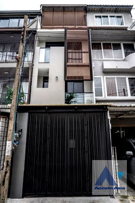 Townhouses for sale Watthana : 🔼🔽 AccomA 📩 Townhouse in Ekkamai with modern charm (AA42408)