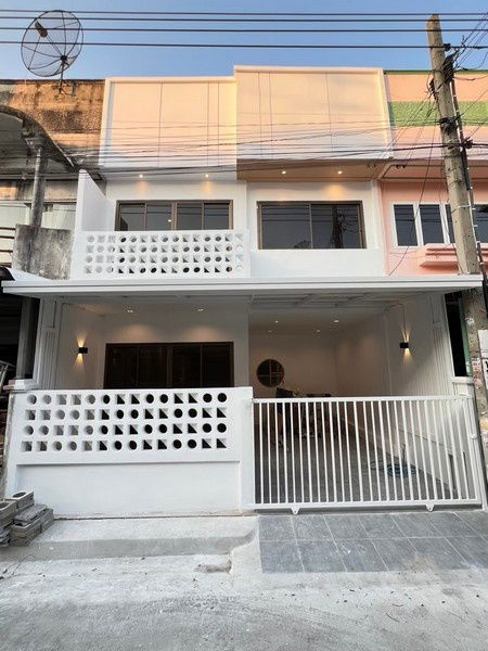 ขายทาวน์โฮม : บ้านสวยสไตล์มินิมอล รีโนเวทตกแต่งใหม่พร้อมอยู่  ทำเลเพชรเกษม ใกล้เดอะมอลล์ บางแค