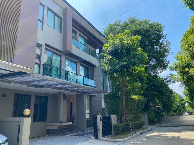 ให้เช่าทาวน์โฮม 3 ห้องนอน 300 ตร.ม. 48 ตร.ว. โซล เอกมัย-ลาดพร้าว