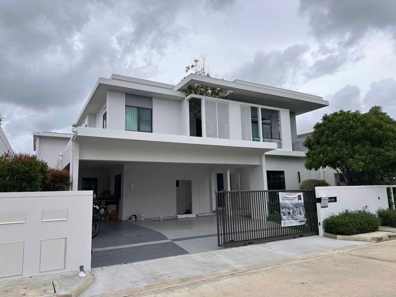 Houses for rent : For rent Mantana Bangna Km.15 4 beds 5 baths 160k/month