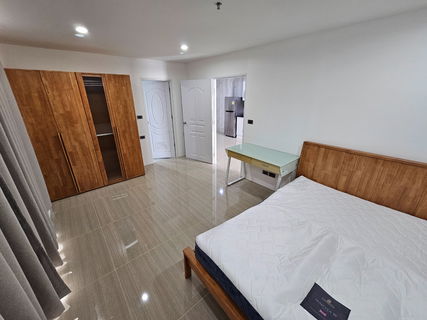 รูปภาพ ให้เช่าคอนโดตึกคอมมอนเวลธ์ ห้องใหญ่ ติดรถไฟฟ้า เฟอร์นิเจอร์ครบ