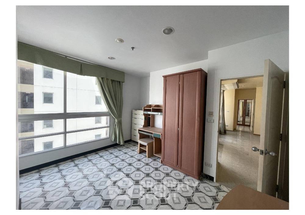 picture 4-BR Condo at Sathorn House Condominium near BTS Surasak (ID 1947524) - 4/11