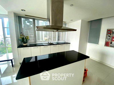 Condos for rent : 3-BR Condo at Fullerton Sukhumvit near BTS Ekkamai (ID 2062425)