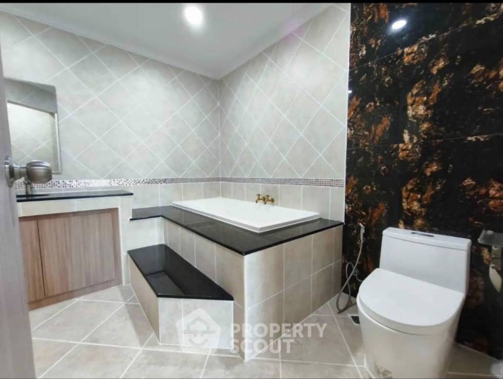 picture 3-BR Condo at View Talay Residence 5 Pratumnak close to Phratamnak (ID 2160366) - 6/8