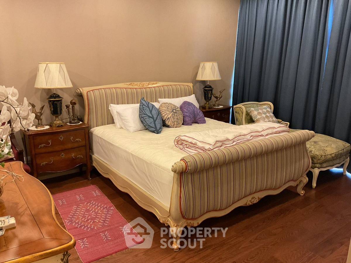 picture 2-BR Condo at Menam Residences in Wat Phraya Krai (ID 1176771) - 4/17