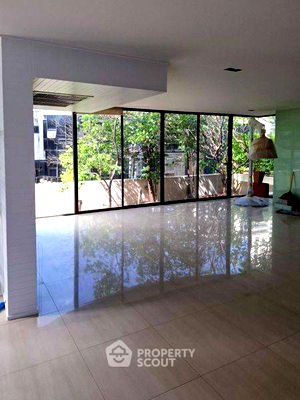 Condos for sale : 3-BR Condo at Supalai Place Sukhumvit 39 near BTS Phrom Phong (ID 2035309)