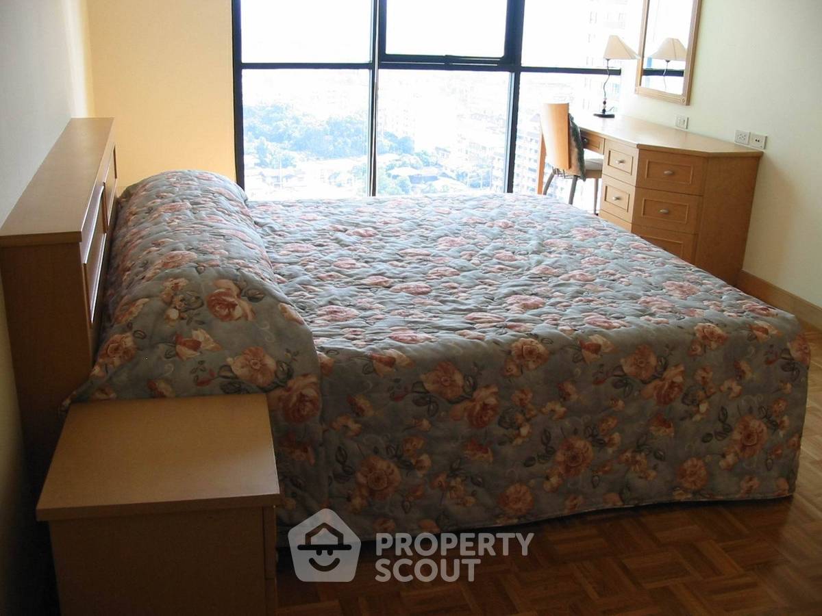 picture 2-BR Condo at Sathorn Gardens near MRT Si Lom (ID 405334) - 3/22