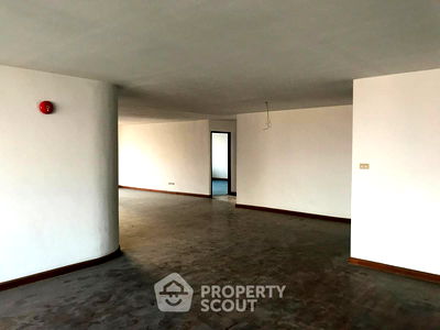 Condos for sale : 3-BR Condo at D.S. Tower 1 Sukhumvit 33 Condominium near BTS Phrom Phong (ID 880451)