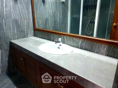 Condos for sale : 3-BR Condo at Le Premier 1 Condominium near MRT Sukhumvit (ID 1982090)