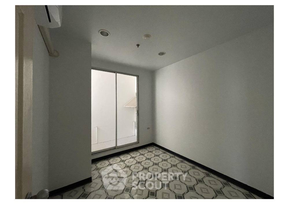 picture 4-BR Condo at Sathorn House Condominium near BTS Surasak (ID 1947524) - 8/11