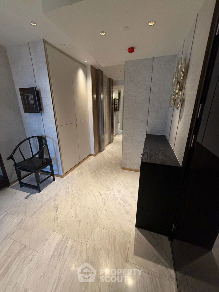 picture 3-BR Condo at Four Seasons Private Residences Bangkok near BTS Saphan Taksin (ID 1889349) - 10/24