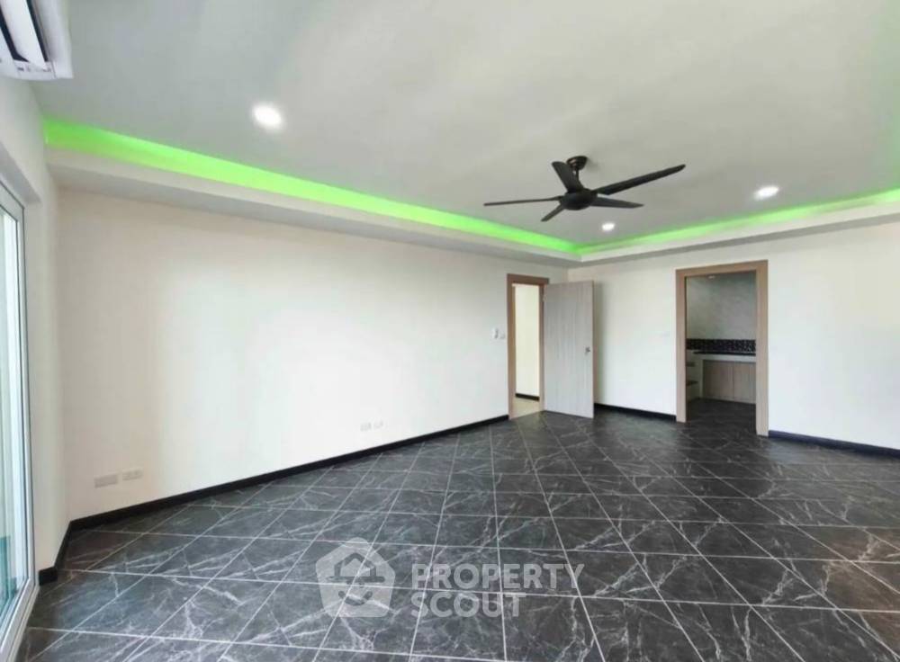 picture 3-BR Condo at View Talay Residence 5 Pratumnak close to Phratamnak (ID 2160366) - 3/8