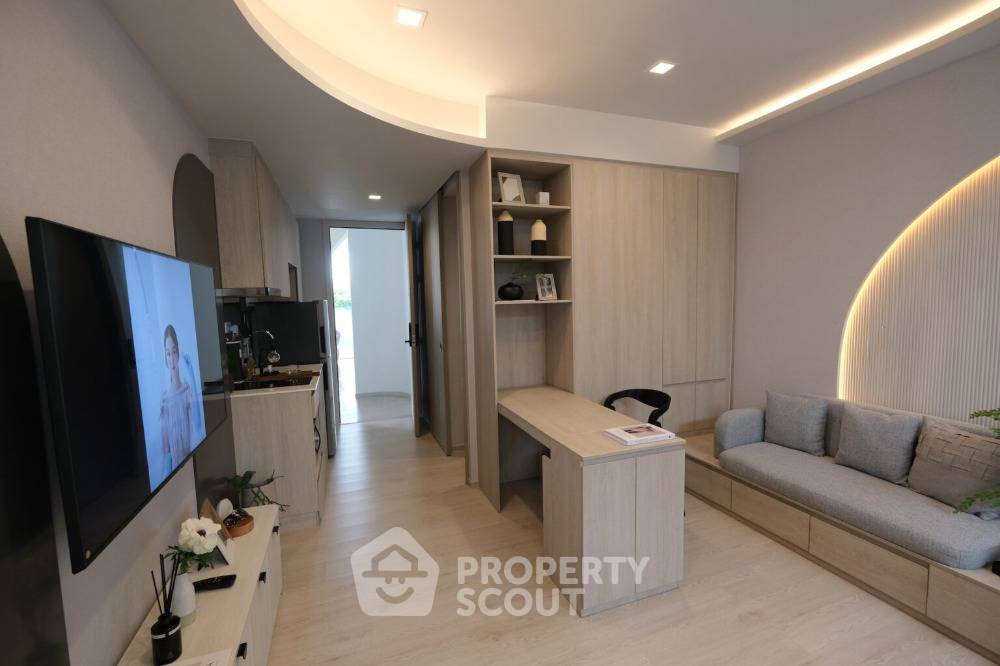 picture Studio Condo at Reference Sathorn-Wongwianyai near BTS Wongwian Yai (ID 1863277) - 3/8