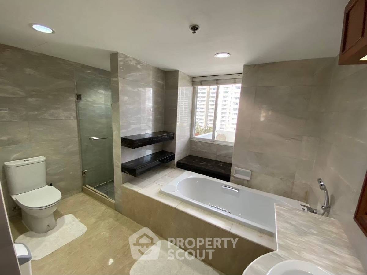 picture 3-BR Condo at 33 Tower near BTS Phrom Phong (ID 2102158) - 6/10