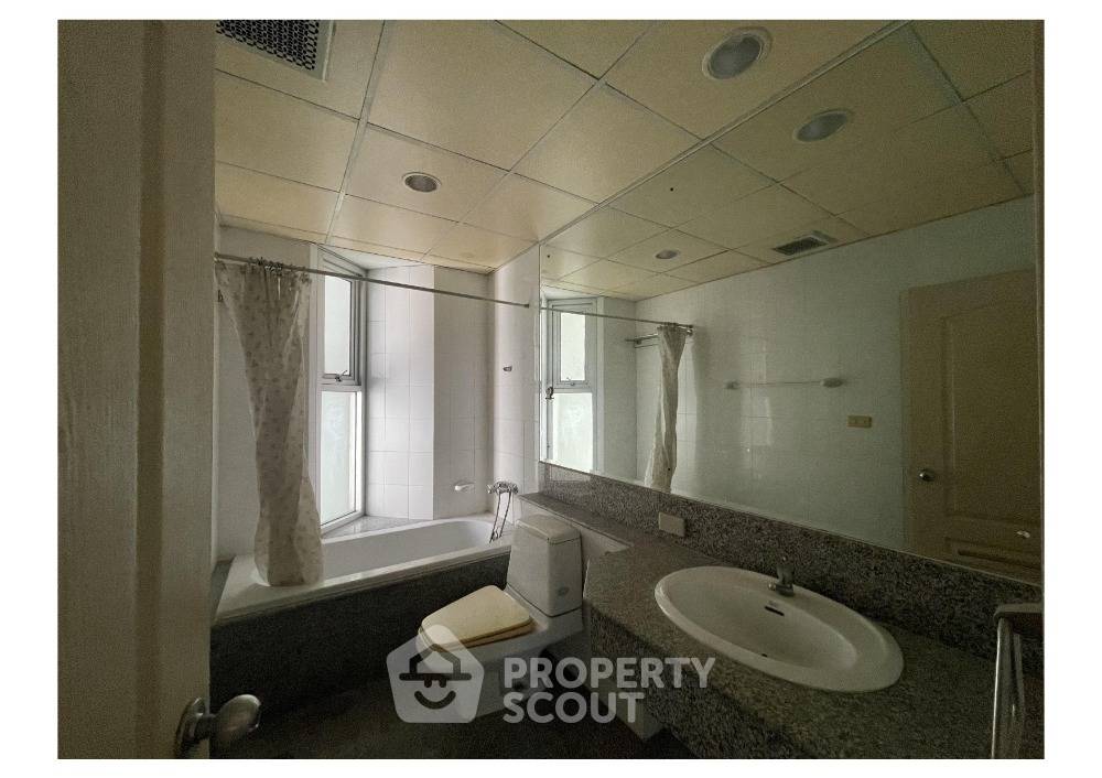 picture 4-BR Condo at Sathorn House Condominium near BTS Surasak (ID 1947524) - 7/11