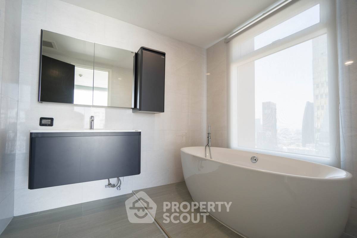 picture 3-BR Condo at Fullerton Sukhumvit near BTS Ekkamai (ID 514967) - 10/13
