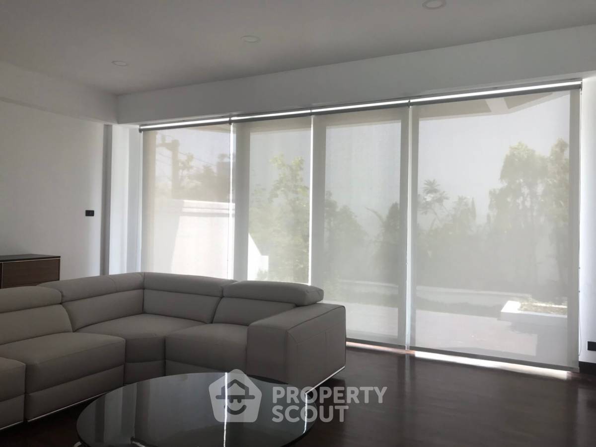 picture 3-BR Condo at Prompak Gardens Condominium near BTS Phrom Phong (ID 513972) - 7/19