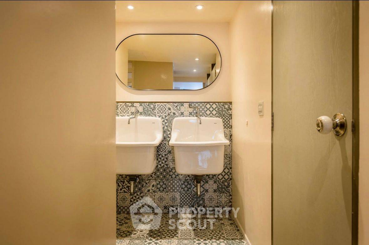 picture 2-BR Condo at Omni Tower near BTS Nana (ID 2084304) - 19/23