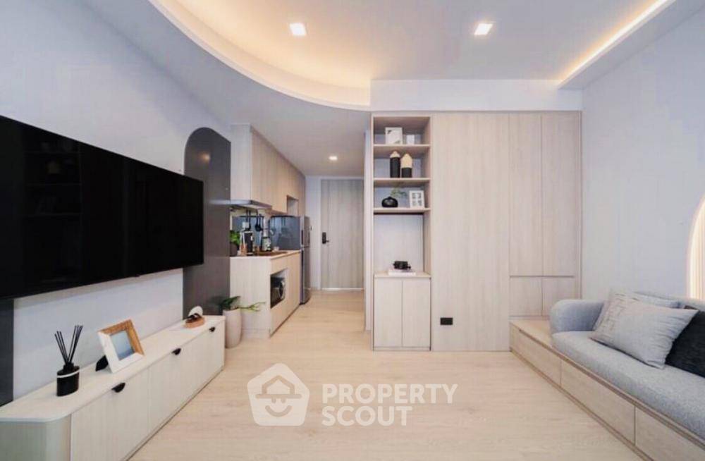 picture Studio Condo at Reference Sathorn-Wongwianyai near BTS Wongwian Yai (ID 1137357) - 6/16