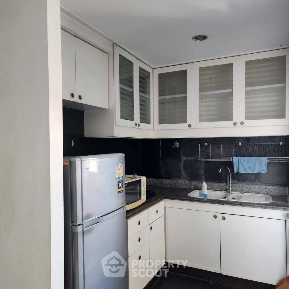 picture 2-BR Condo at Baan Kasemsan 1 Condo near BTS National Stadium (ID 1732392) - 4/4