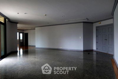 Condos for rent Rama 3 Road : 4-BR Condo at Ruamsuk Condominium near BTS Thong Lor (ID 1860987)