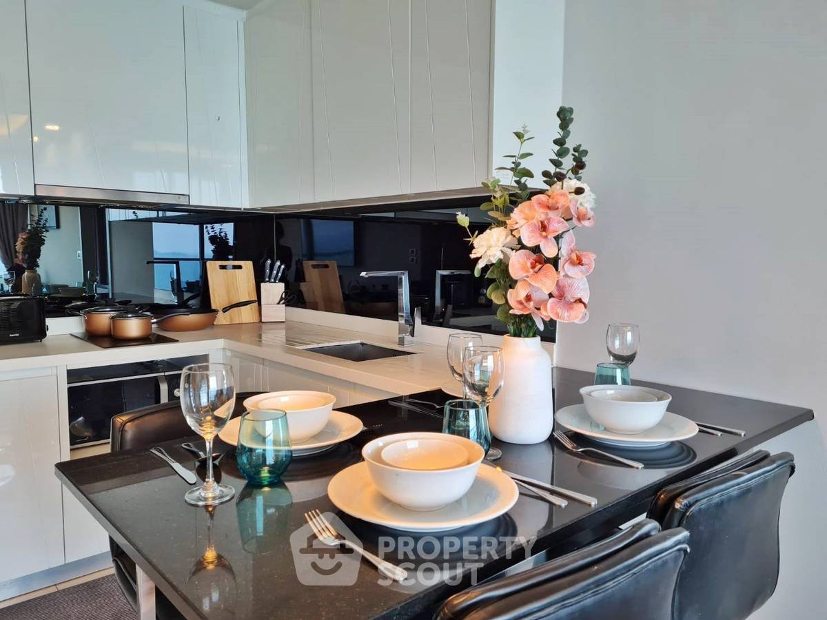 picture 2-BR Condo at The Peak Towers close to Phratamnak (ID 2137090) - 3/10